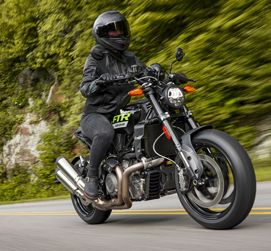 自信に満ちたライディングポジション